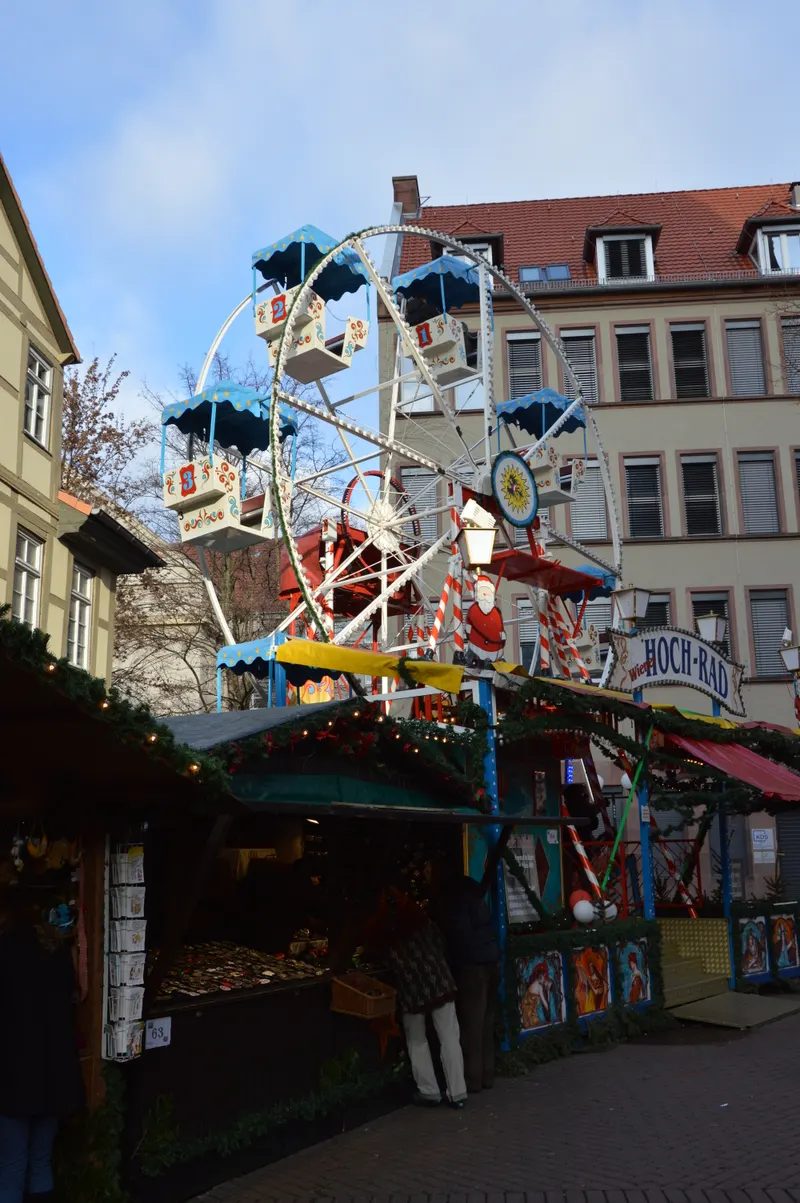 Riesenrad zwischen Fachwerkhäusern auf dem Göttinger Weihnachtsmarkt