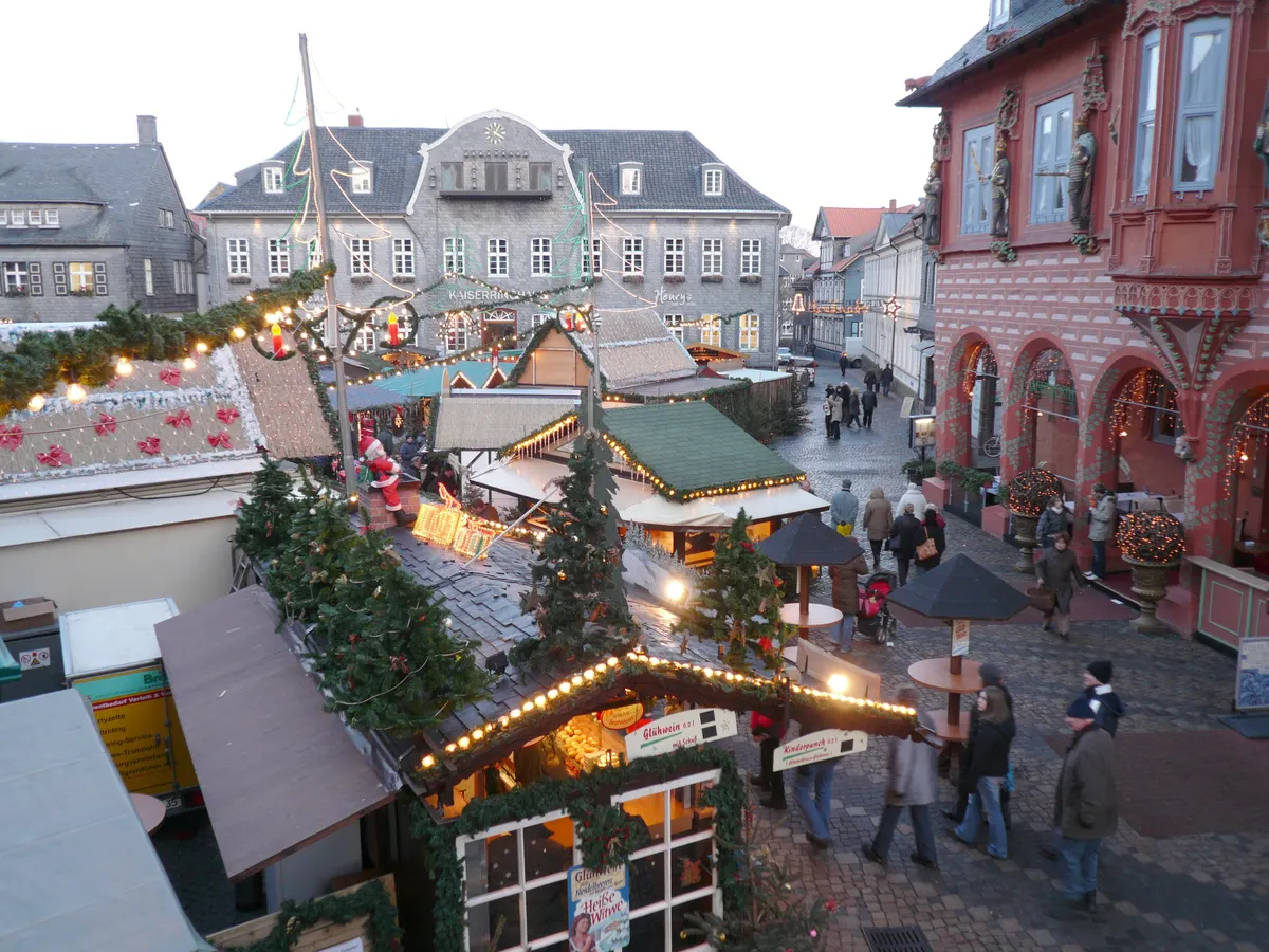 Weihnachtsmarkt in der Goslarer Altstadt mit Lichterketten und Fachwerk