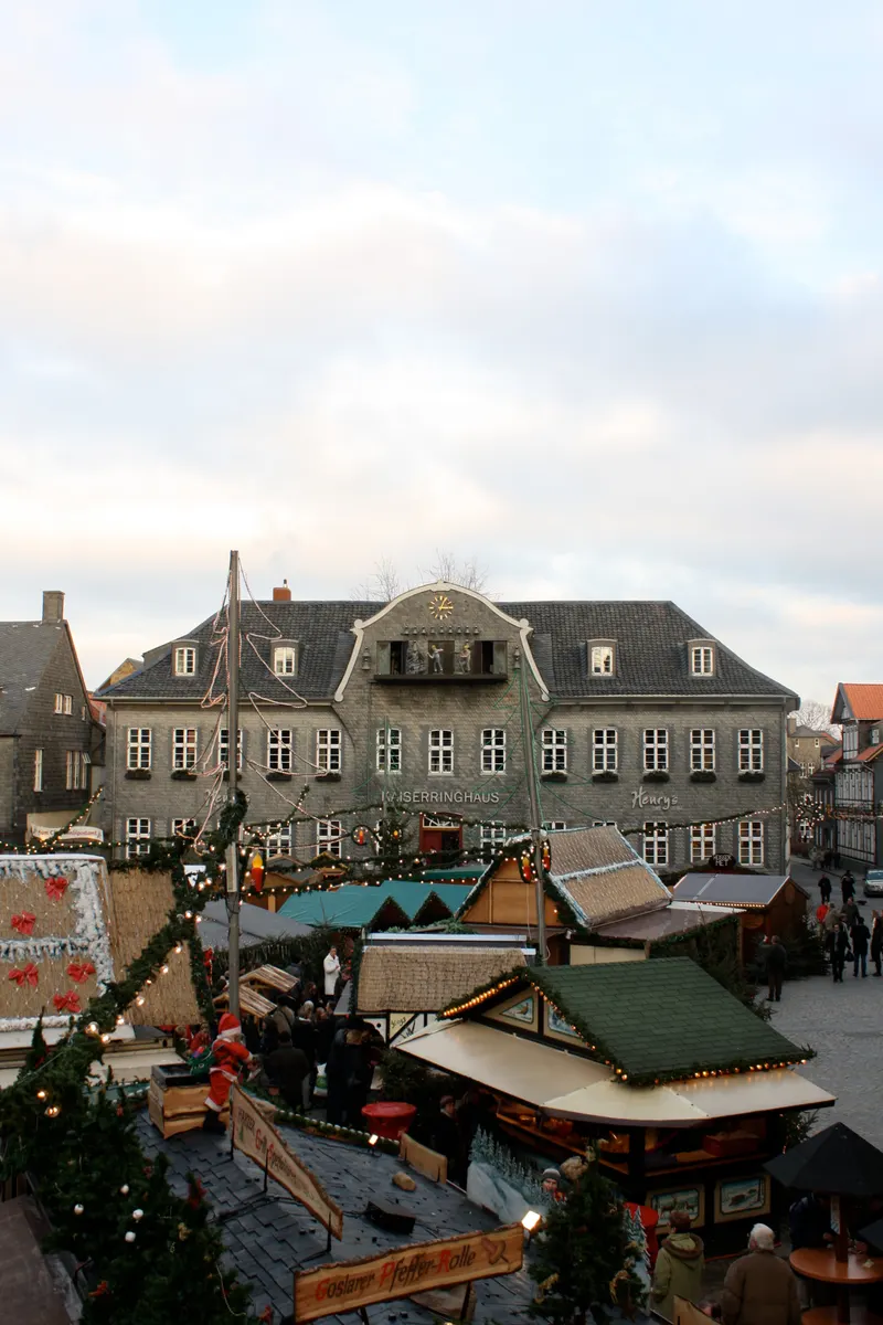 Buden vor dem Haus Kaiserworth auf dem Goslarer Weihnachtsmarkt