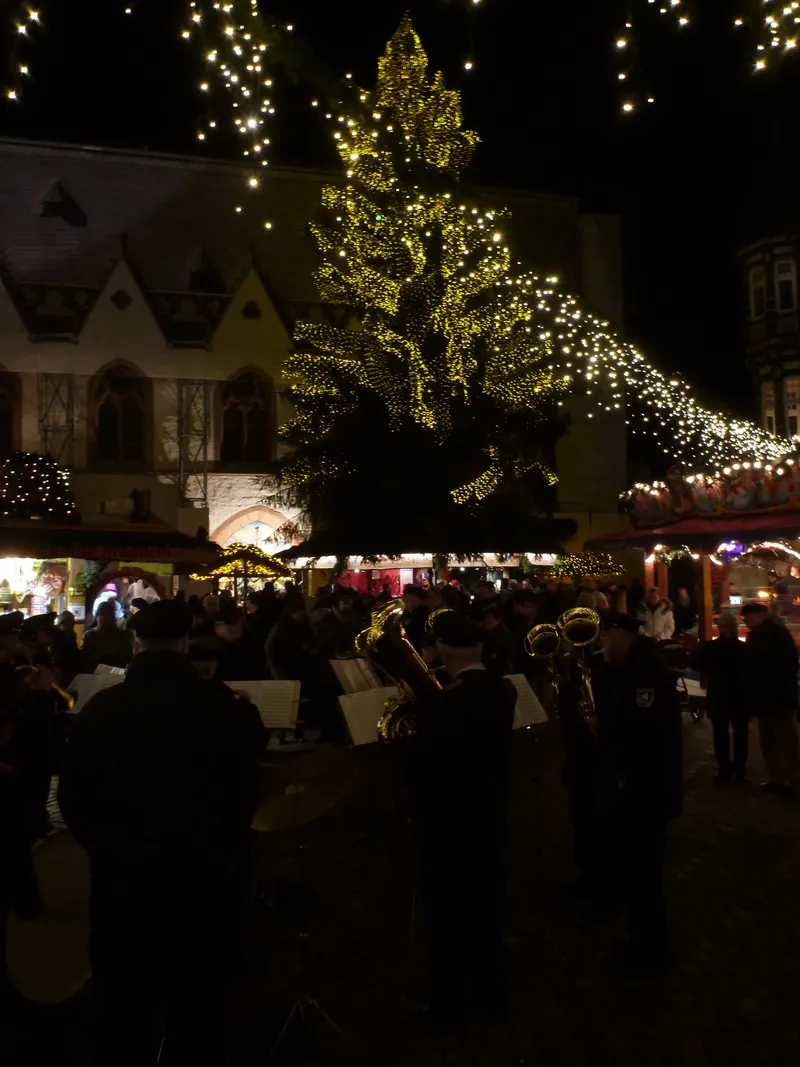 Blasorchester auf dem Goslarer Weihnachtsmarkt am Abend unter Lichterketten