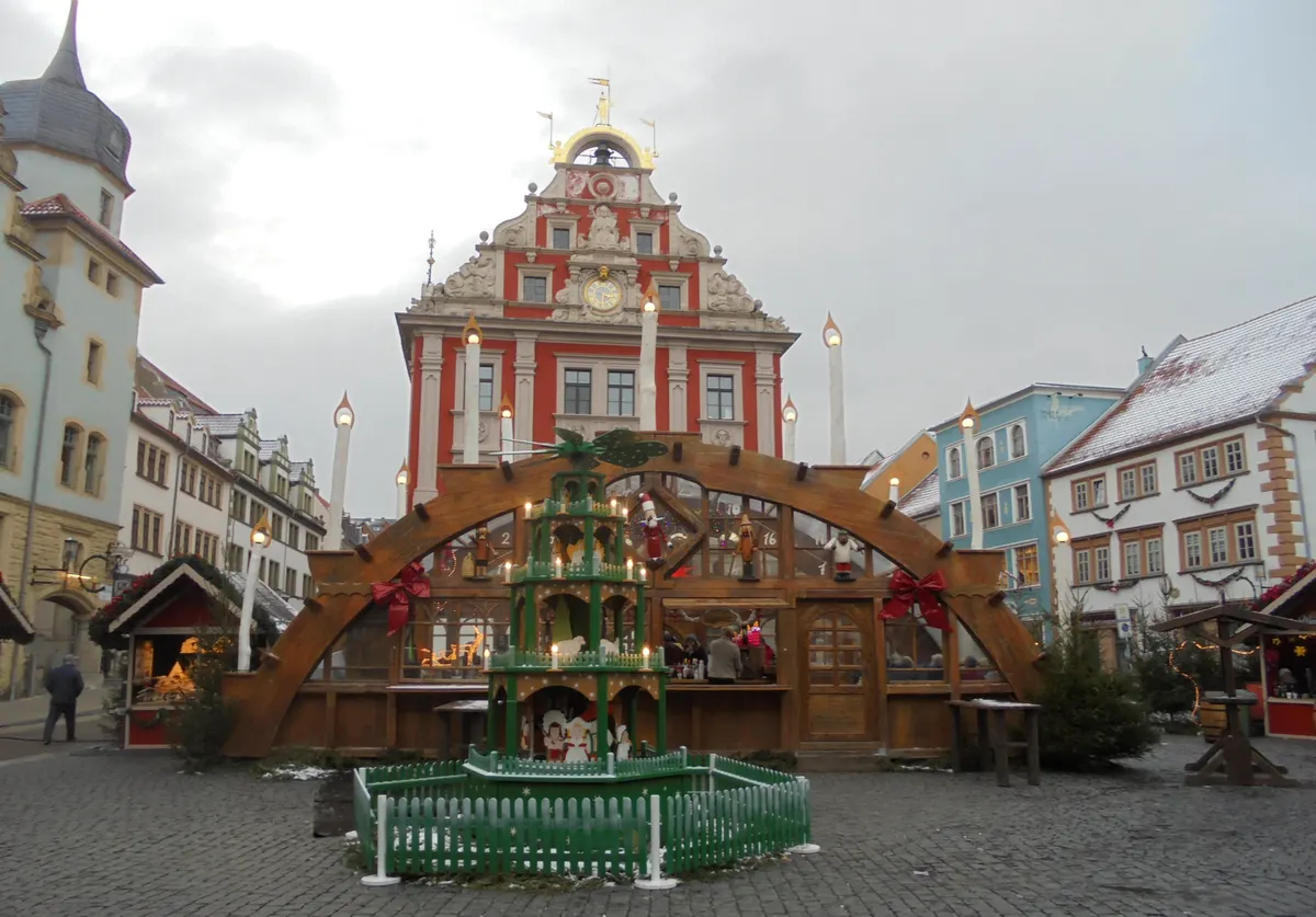 Weihnachtspyramide mit Arkade vor dem Gothaer Rathaus