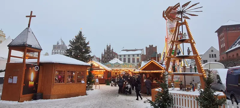 Pyramide und Holzhütten im Schnee auf dem Greifswalder Markt