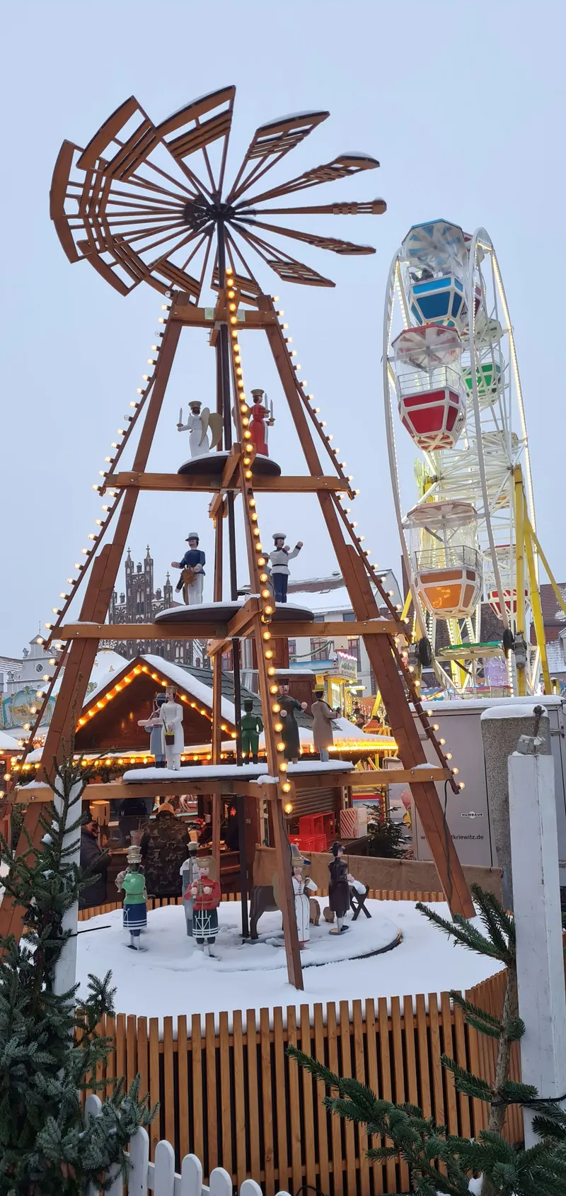 Weihnachtspyramide mit Riesenrad in Greifswald