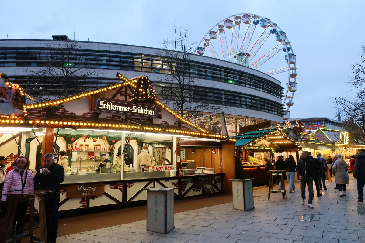 Schlemmerstand und Riesenrad auf dem Hagener Weihnachtsmarkt