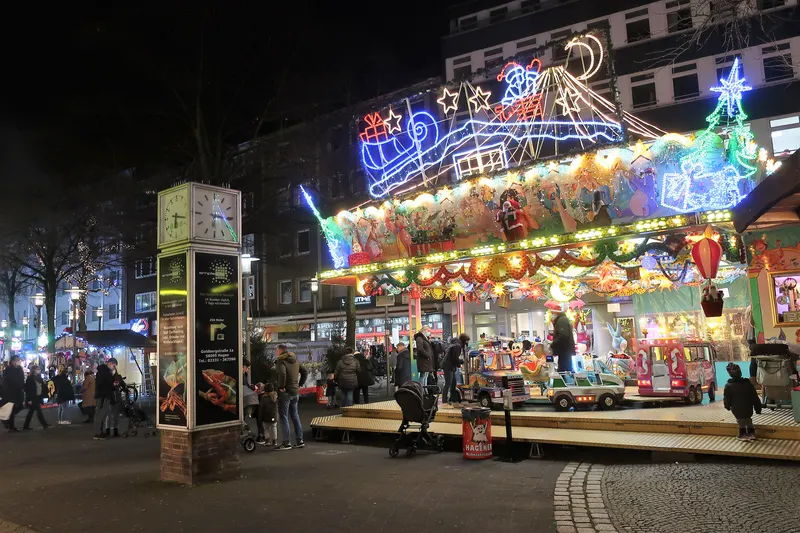 Beleuchtetes Karussell auf dem Hagener Weihnachtsmarkt in der Elberfelder Straße