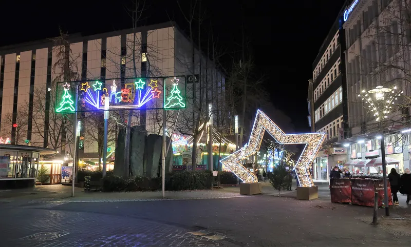 Leuchtende Sterne am Eingang des Hagener Weihnachtsmarkts bei Nacht