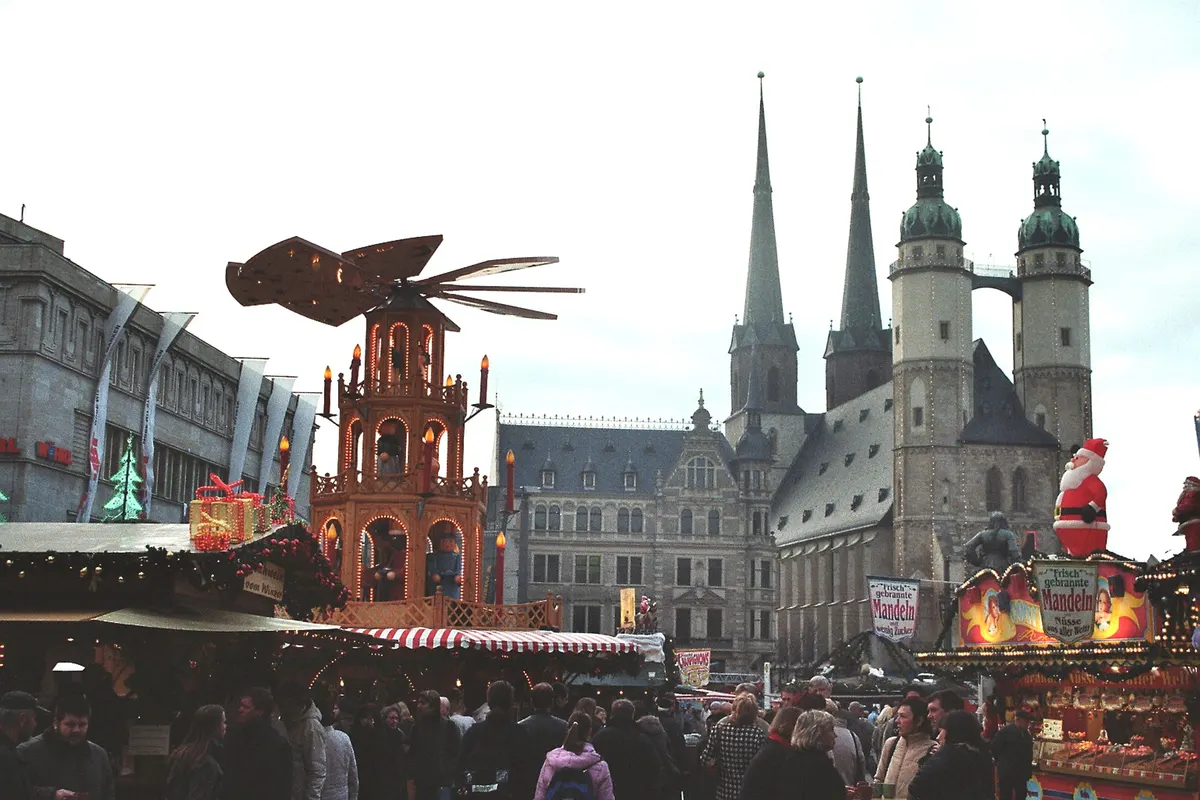 Hallescher Weihnachtsmarkt mit Pyramide vor der Marktkirche