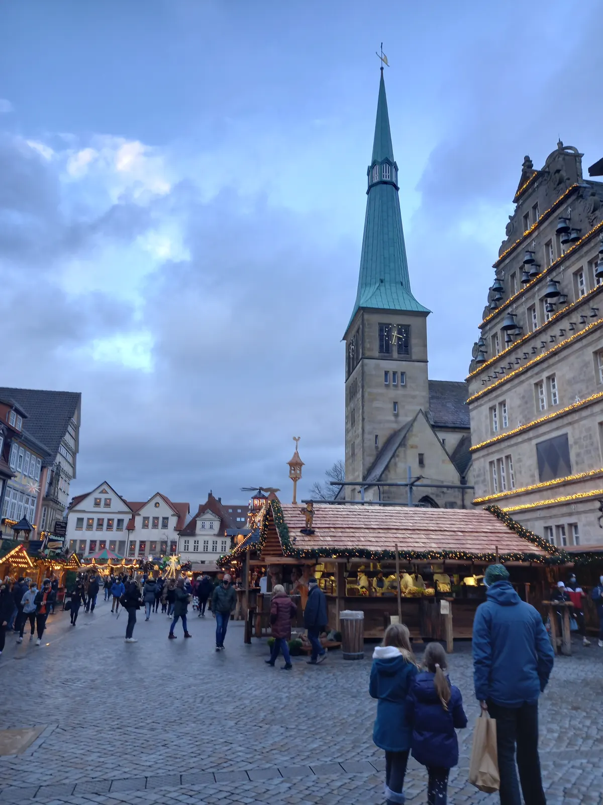 Weihnachtsmarkt in Hameln vor der Marktkirche