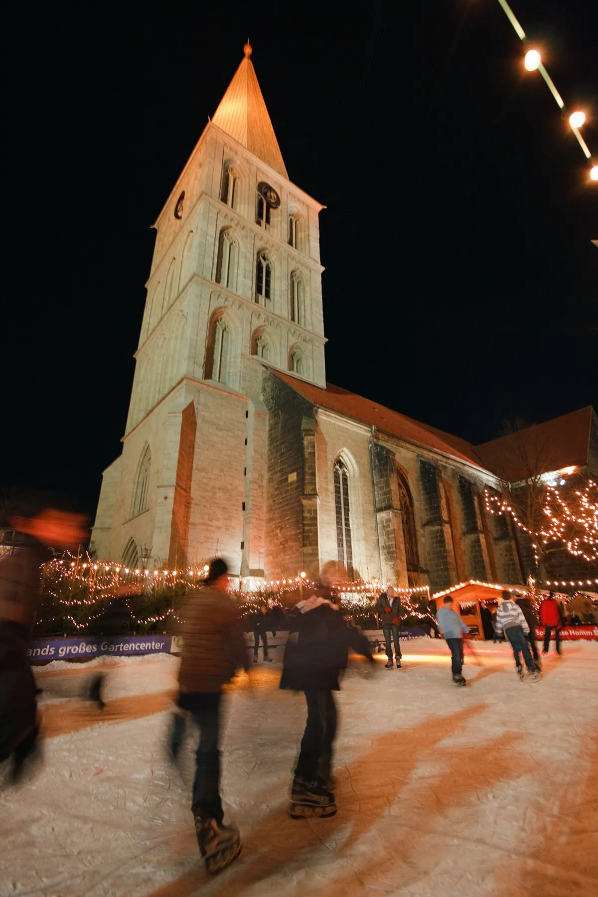 Pauluskirche in Hamm mit Lichterketten zum Weihnachtsmarkt bei Nacht