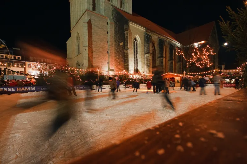Eislaufbahn auf dem Weihnachtsmarkt in Hamm vor der Pauluskirche
