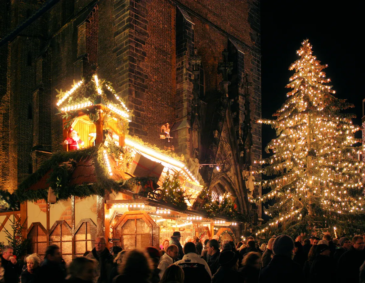 Weihnachtsmarkt vor der Marktkirche in Hannover mit großem beleuchteten Weihnachtsbaum