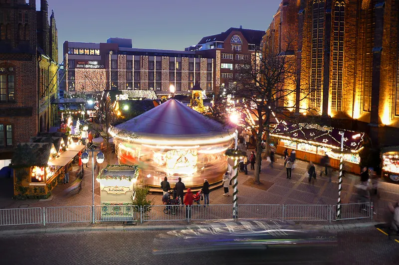 Karussell auf dem Weihnachtsmarkt Hannover am Abend