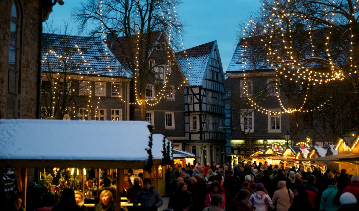 Verschneiter Weihnachtsmarkt in der Hattinger Altstadt mit Fachwerk und Lichterketten