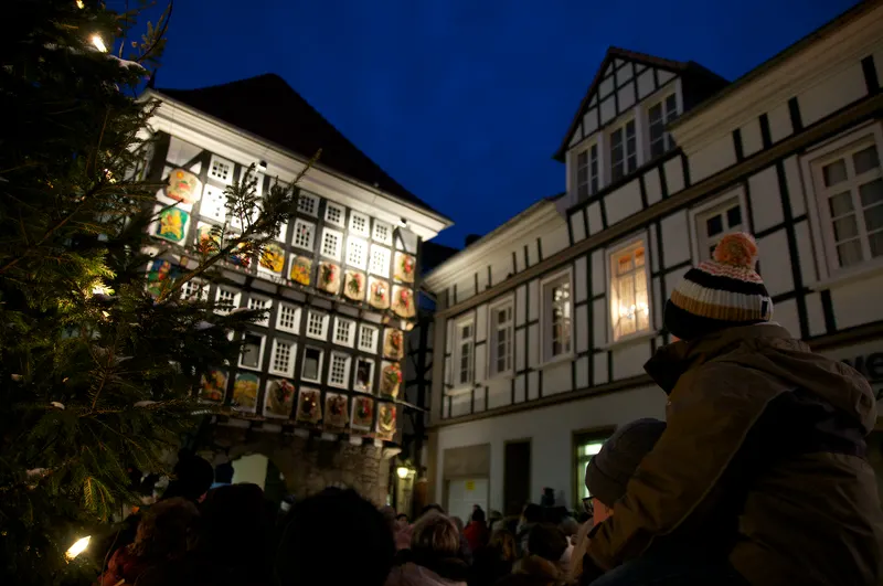 Adventskalender-Fachwerkhaus in Hattingen am Abend
