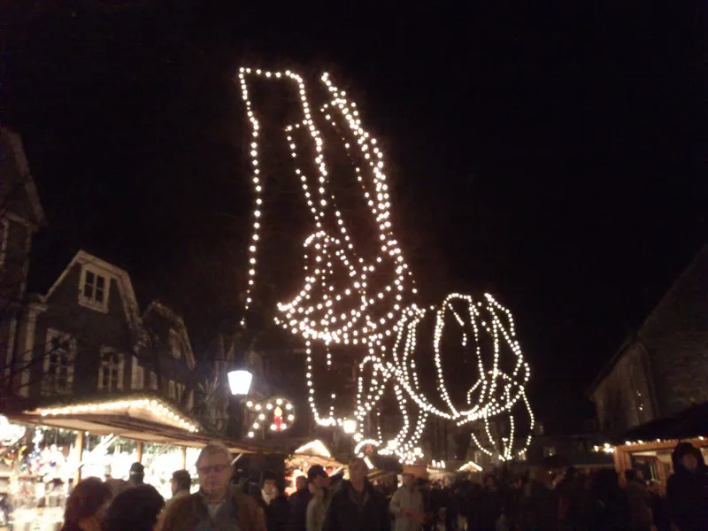 Lichterkette in Engelsform über dem Hattinger Weihnachtsmarkt