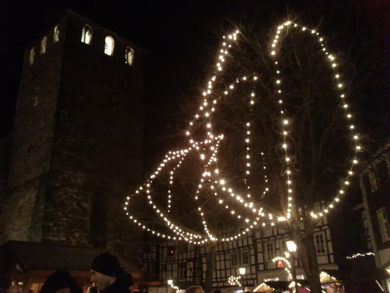 Leuchtende Lichterkette neben der Kirche in Hattingen