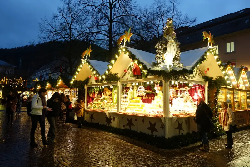 Festlich beleuchtete Marktbude auf dem Heidelberger Weihnachtsmarkt