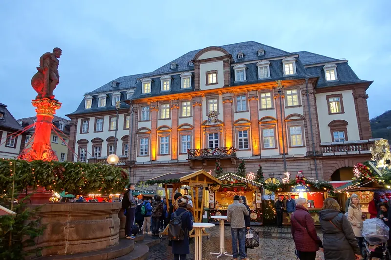 Weihnachtsmarkt auf dem Heidelberger Marktplatz am Herkulesbrunnen