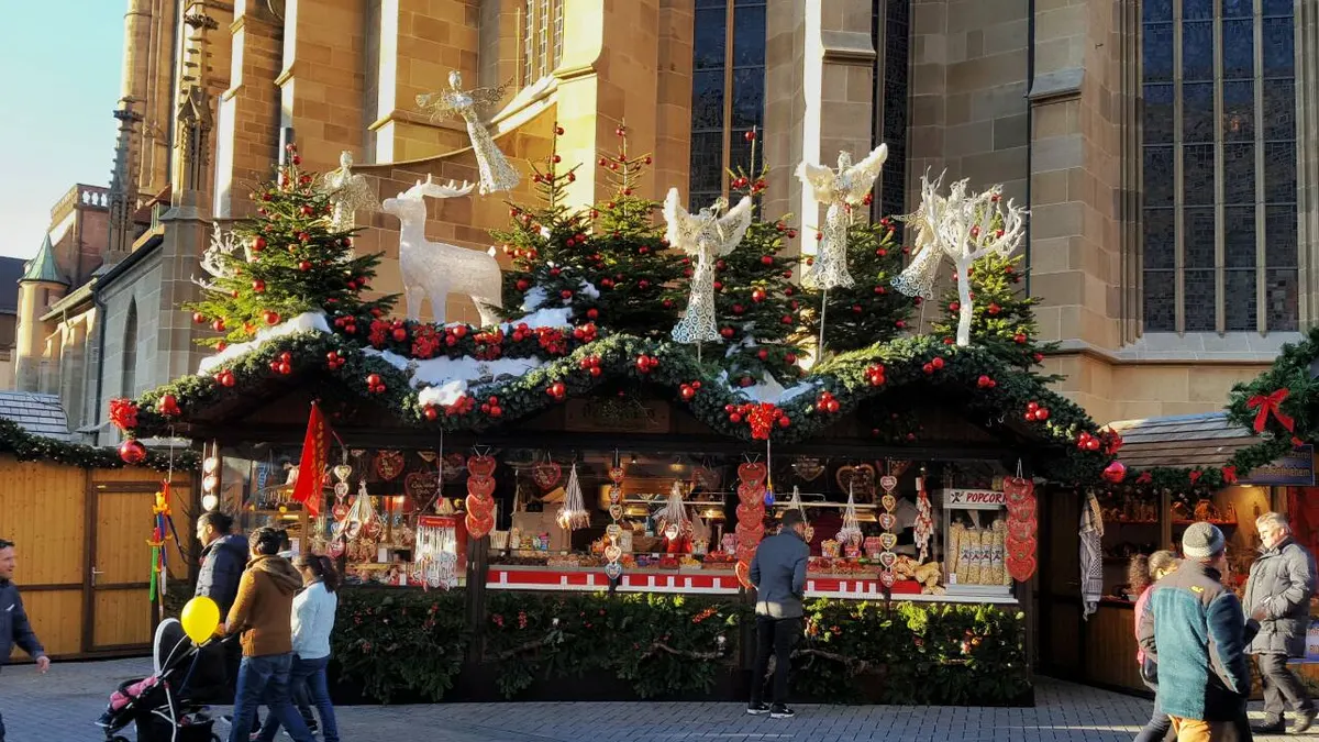 Weihnachtsmarktbude mit Engeln vor der Kilianskirche in Heilbronn