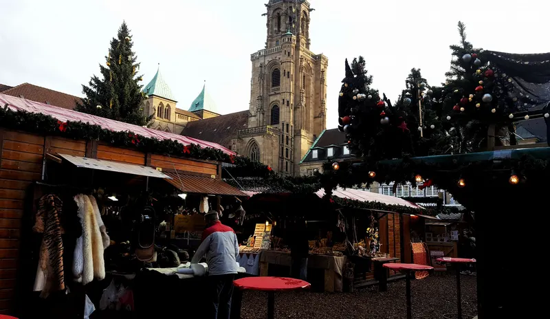 Buden und Weihnachtsbäume vor der Kilianskirche in Heilbronn