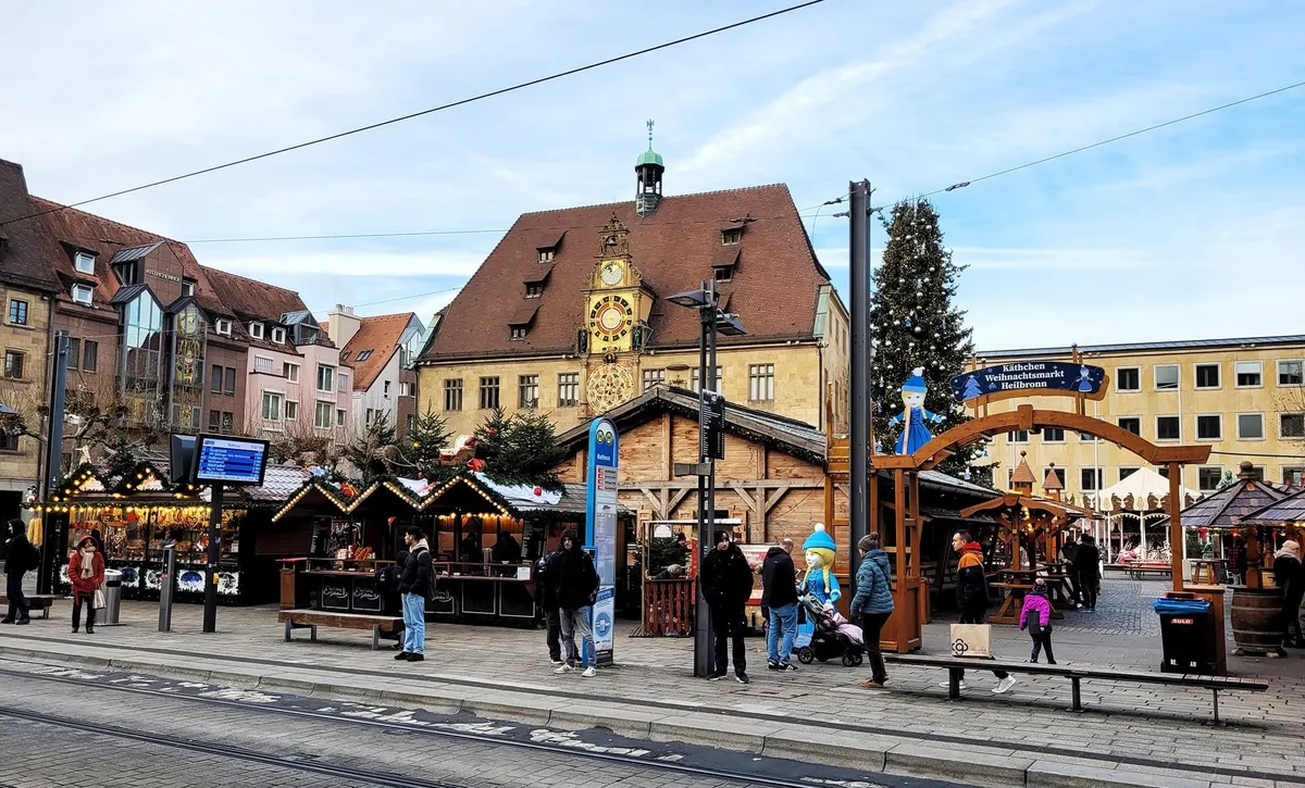 Käthchen Weihnachtsmarkt auf dem Heilbronner Marktplatz mit Rathaus