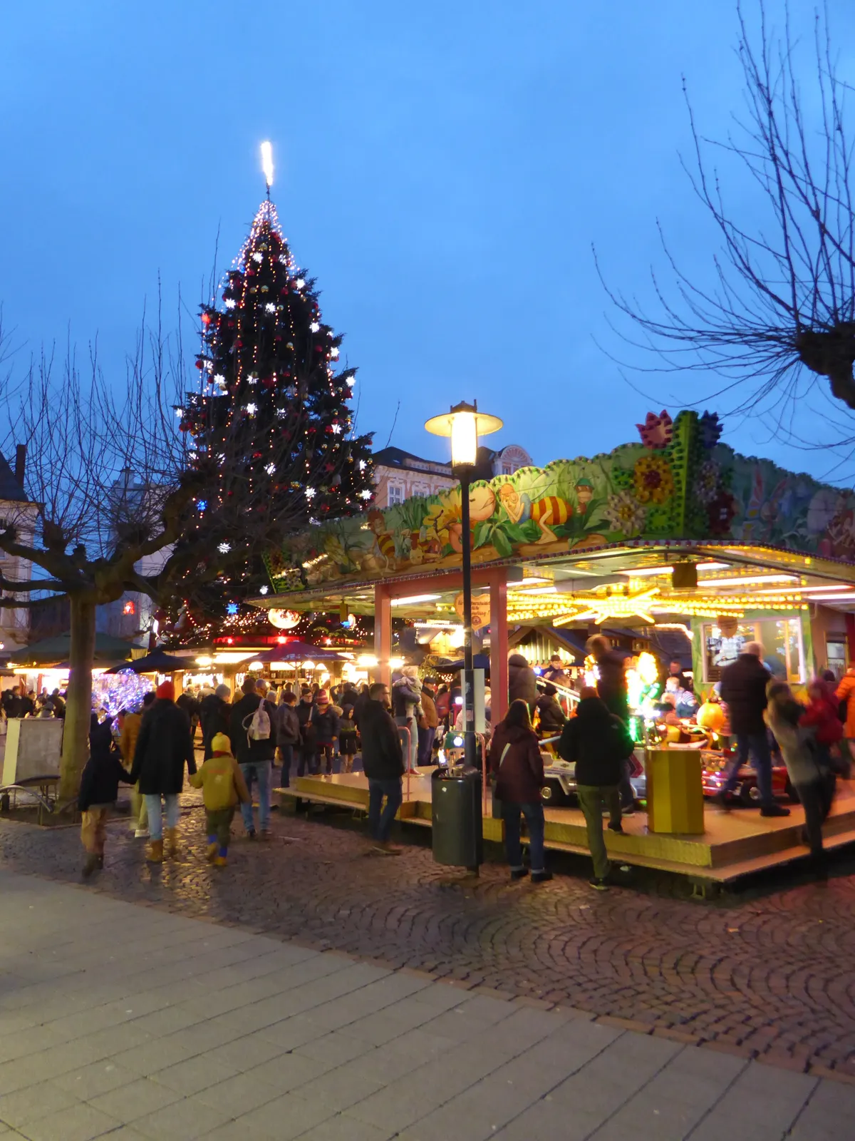 Herforder Weihnachtsmarkt am Abend mit großem Weihnachtsbaum