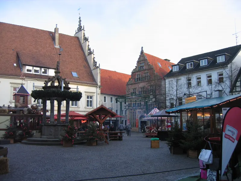 Weihnachtsmarkt in der Herforder Altstadt mit Brunnen und Buden