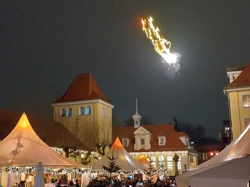 Fliegender Weihnachtsmann über dem Rathausplatz in Herford