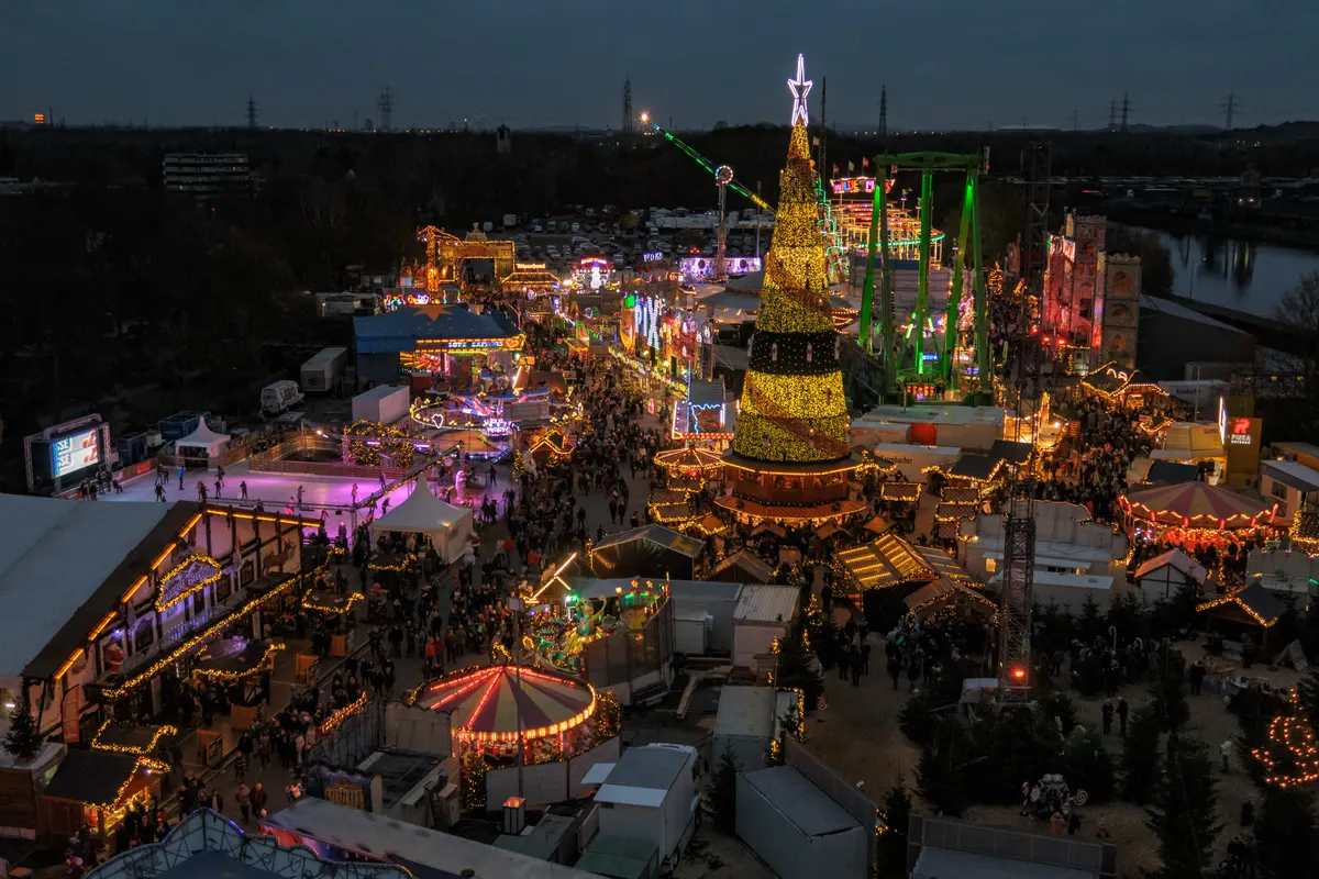 Cranger Weihnachtszauber bei Nacht mit beleuchtetem Weihnachtsbaum und Buden