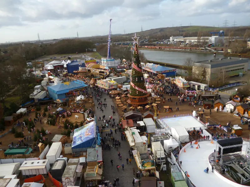 Luftbild des Cranger Weihnachtszaubers mit Eisbahn und Buden am Kanal