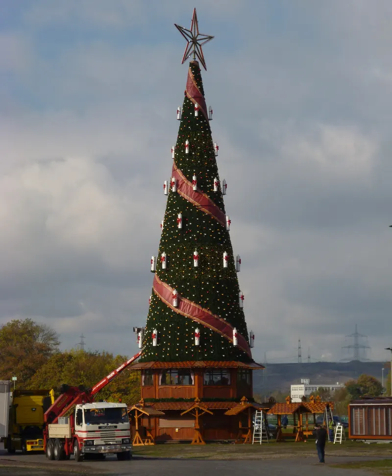 Riesiger geschmückter Weihnachtsbaum auf dem Cranger Weihnachtszauber