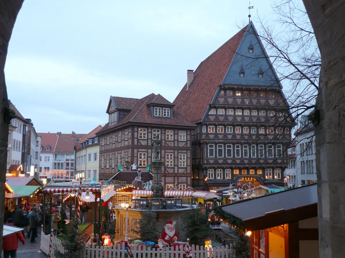 Weihnachtsmarkt auf dem Hildesheimer Marktplatz mit Knochenhauer-Amtshaus