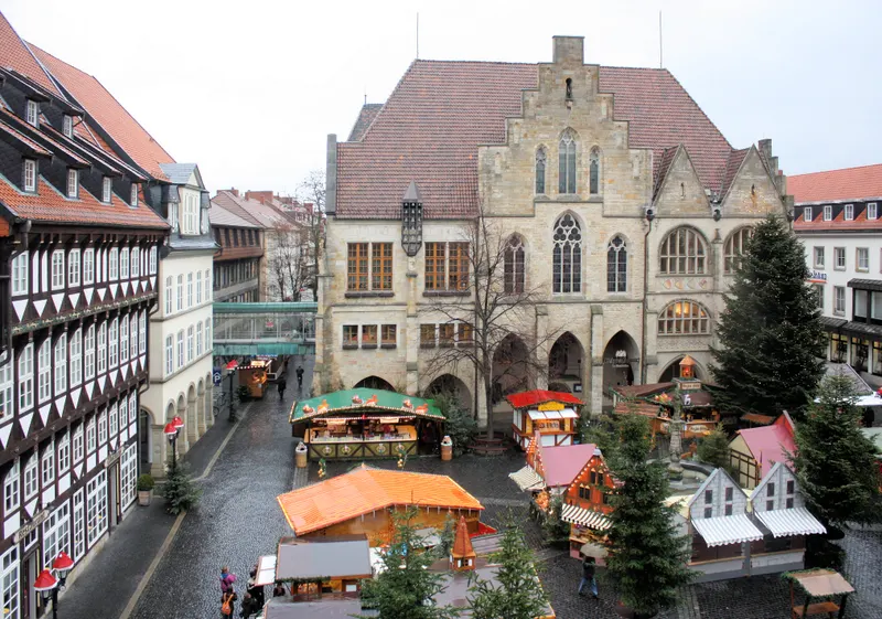 Hildesheimer Marktplatz mit Rathaus und Marktbuden