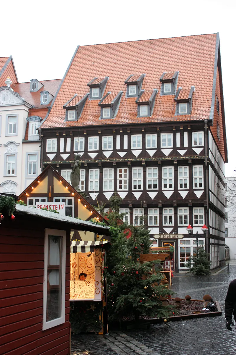 Weihnachtsmarkt vor dem Gildehaus in Hildesheim