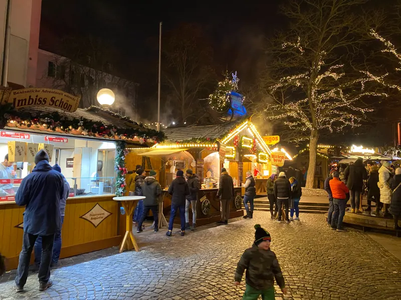 Imbissstand auf dem Ingolstädter Christkindlmarkt am Abend