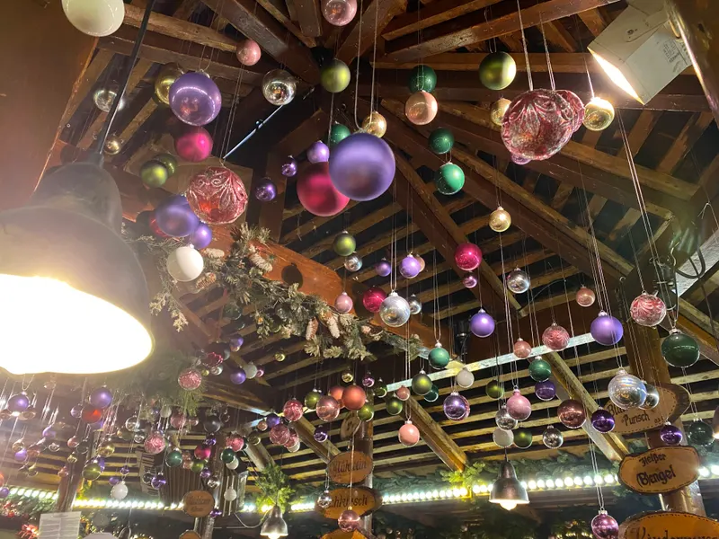 Weihnachtskugeln unter dem Hüttendach auf dem Ingolstädter Christkindlmarkt