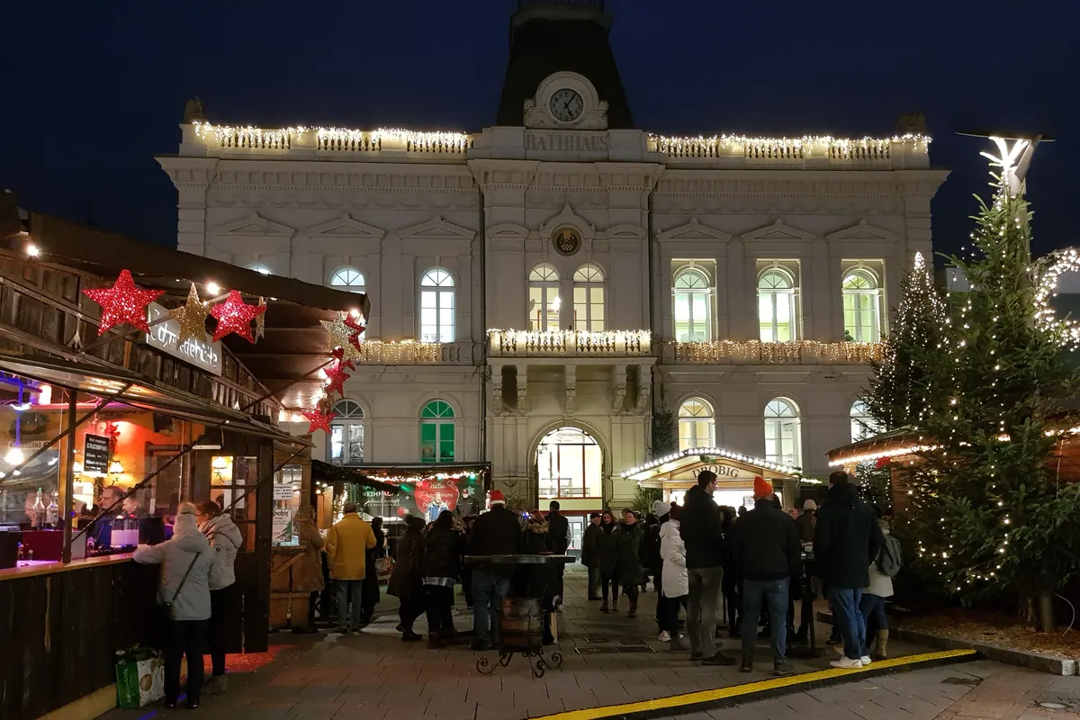 Weihnachtsmarkt vor dem Iserlohner Rathaus am Abend