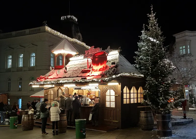 Weihnachtlich beleuchtete Hütte im Schnee auf dem Iserlohner Weihnachtsmarkt