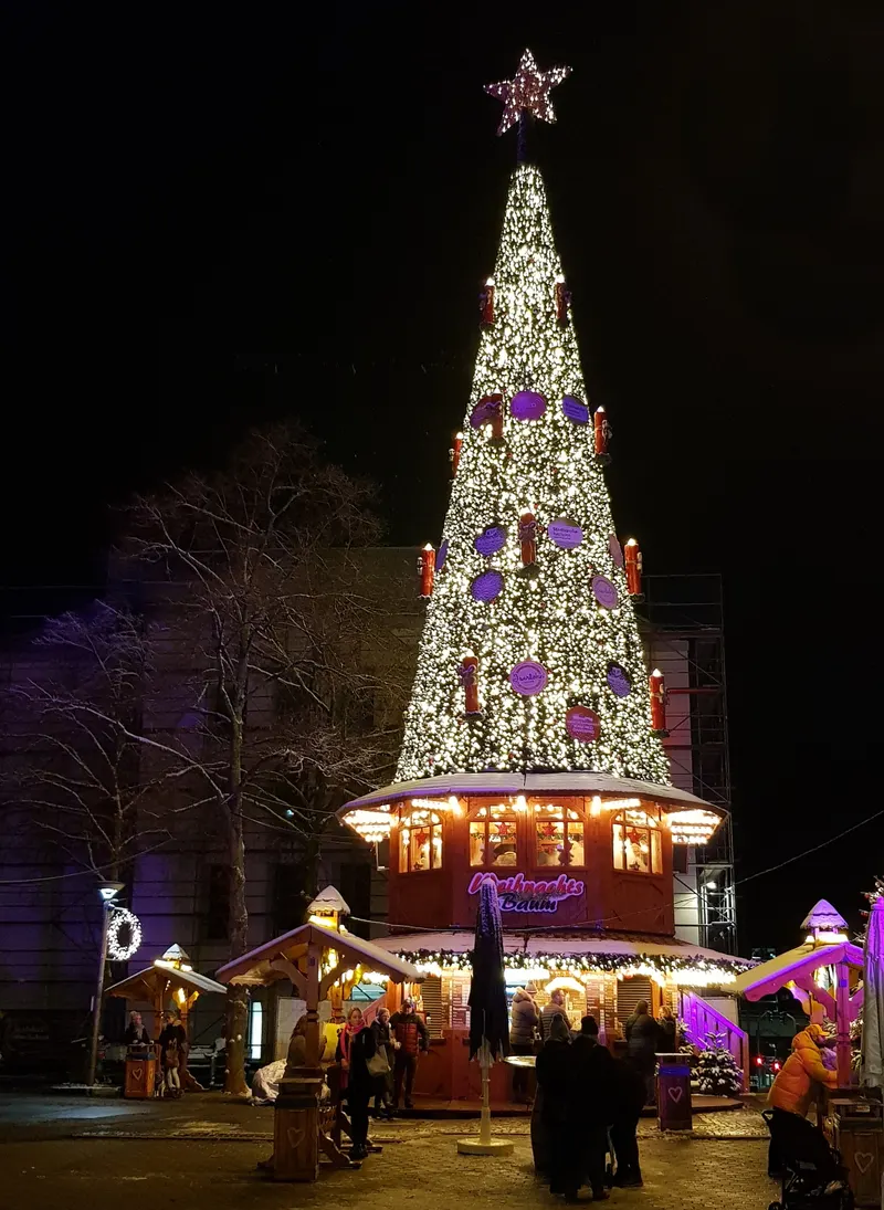 Großer leuchtender Weihnachtsbaumturm in Iserlohn