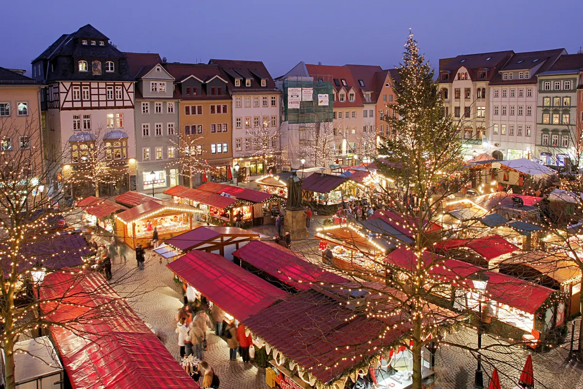 Jenaer Weihnachtsmarkt auf dem Marktplatz von oben zur blauen Stunde