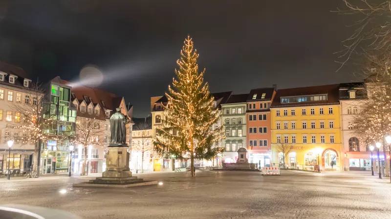 Großer Tannenbaum auf dem Jenaer Marktplatz bei Nacht