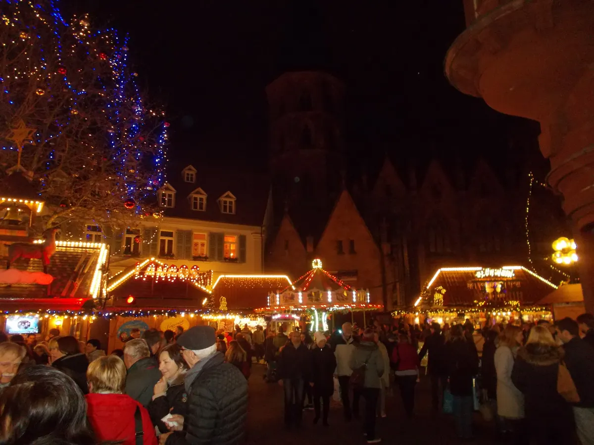 Lautrer Advent unterhalb der Stiftskirche bei Nacht mit Weihnachtsbaum