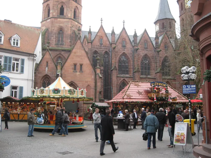 Weihnachtsmarkt mit Karussell vor der Kaiserslauterer Stiftskirche
