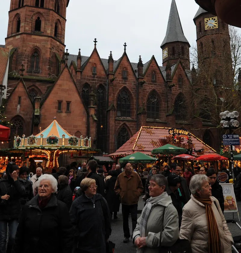 Kaiserslauterer Weihnachtsmarkt vor der Stiftskirche mit Karussell