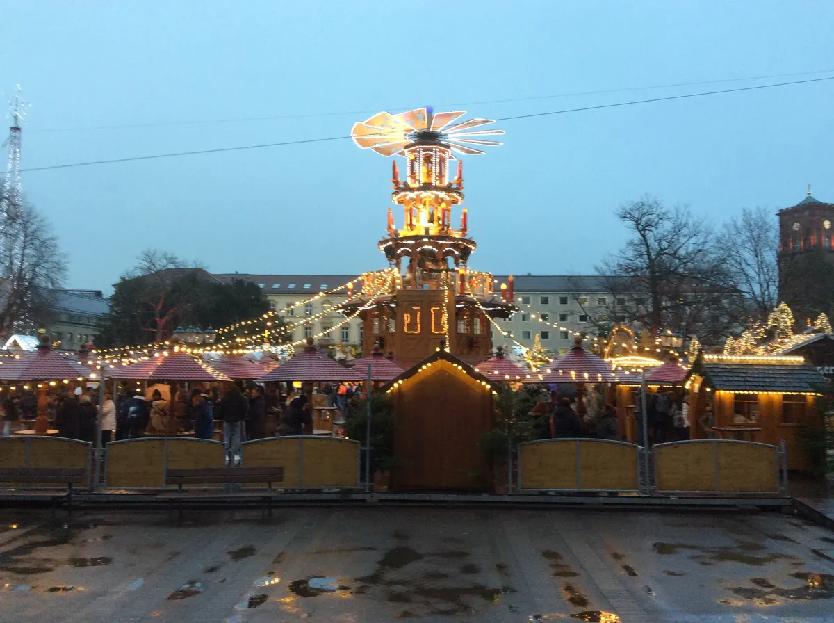 Weihnachtspyramide auf dem Karlsruher Marktplatz in der Dämmerung