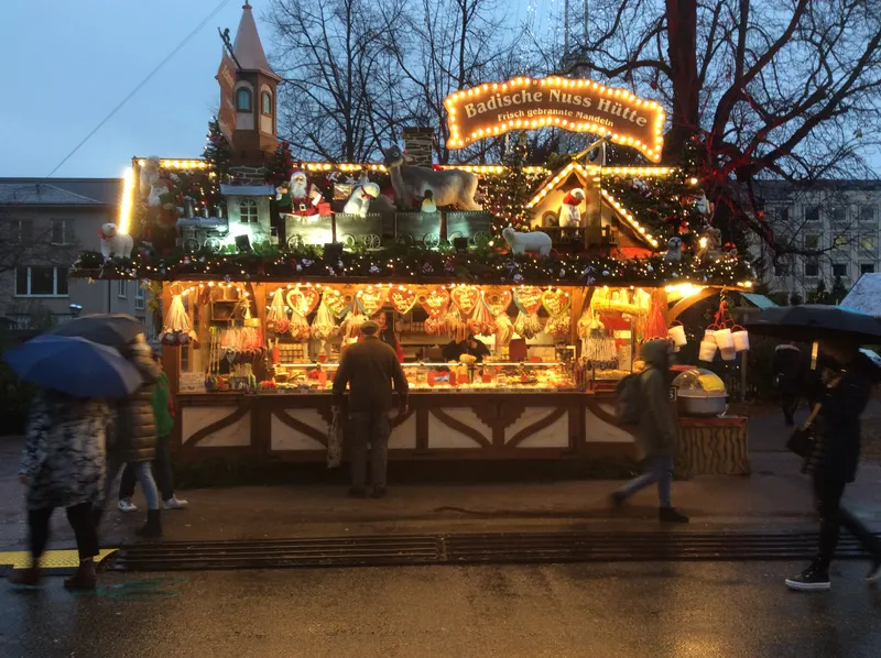 Badische Nuss-Hütte auf dem Karlsruher Christkindlesmarkt am Abend