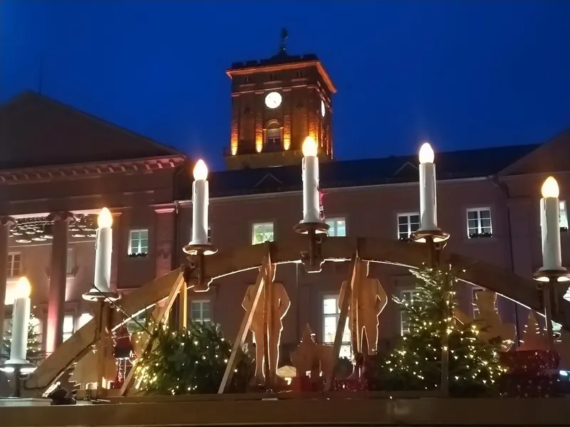Kerzen-Pyramide vor dem Karlsruher Rathaus bei Nacht