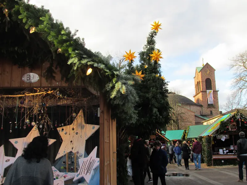 Dekorierte Marktbude mit Sternen auf dem Karlsruher Christkindlesmarkt