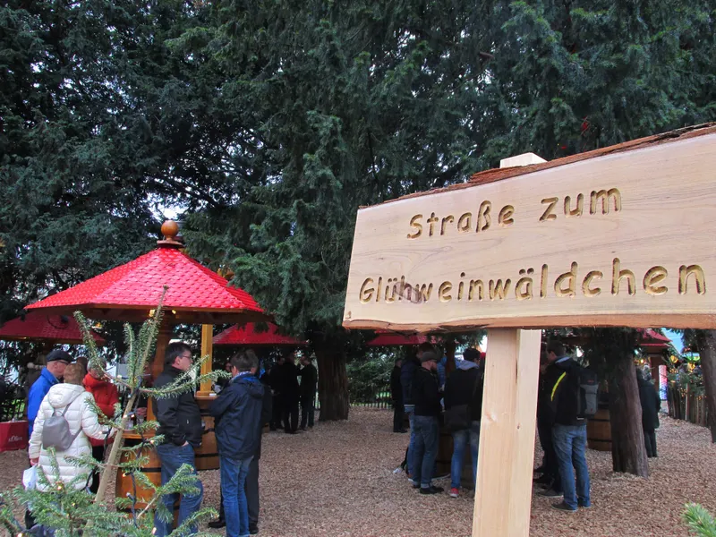 Wegweiser zum Glühweinwäldchen auf dem Karlsruher Christkindlesmarkt