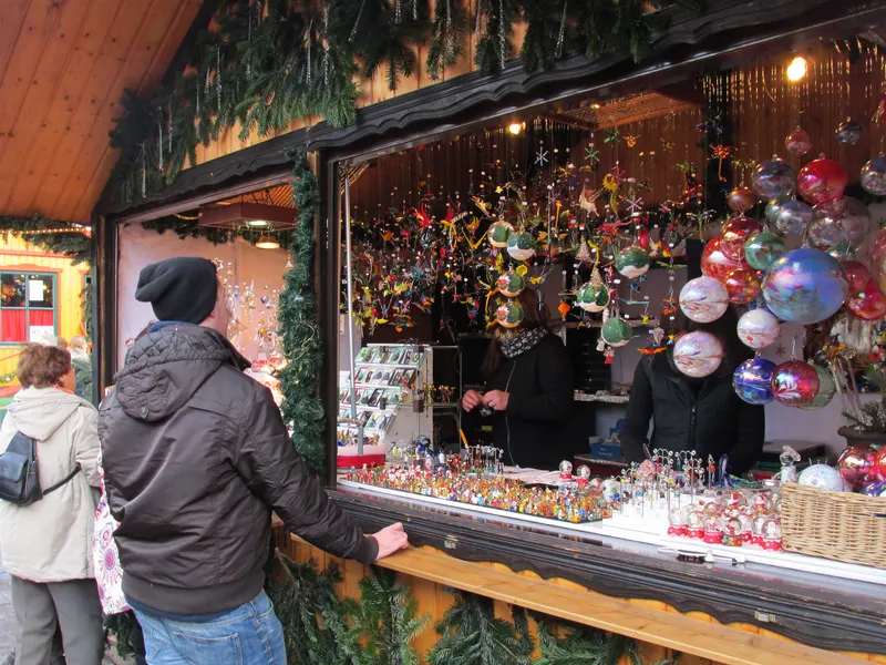 Stand mit Christbaumkugeln auf dem Karlsruher Christkindlesmarkt